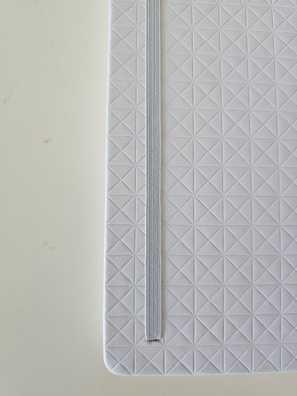 New LULULEMON White Membership Notepad Notebook Red & Black Ribbon Bookmarks - Picture 6 of 8